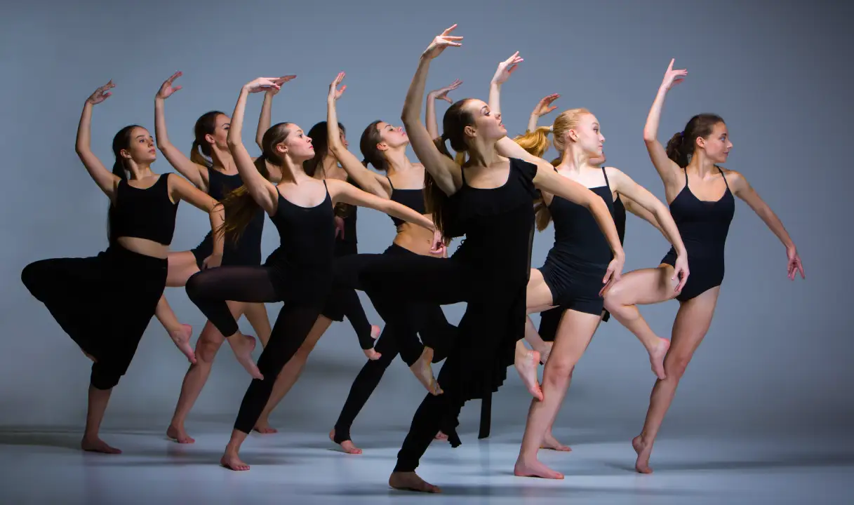 Adolescentes bailando una coreografía de danza moderna en la Escuela de Danza Madrid